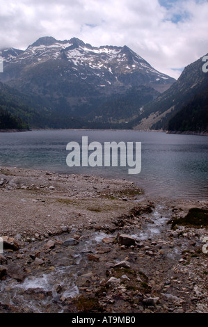 Lac d' Aumar e Pic de Neouvielle nei Pirenei francesi Foto Stock