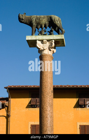 La simbolica Statua Romolo vicino alla Torre Pendente. Pisa. Italia Foto Stock