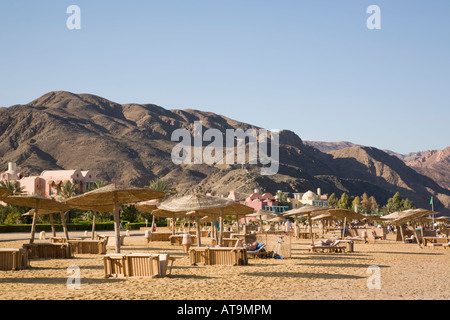 Tranquilla spiaggia di sabbia con sfondo di montagne di Taba Heights resort sul Mar Rosso costa orientale il Sinai Egitto Foto Stock