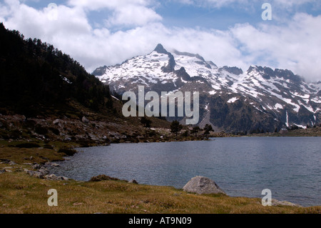 Lac d' Aumar e Pic de Neouvielle nei Pirenei francesi Foto Stock