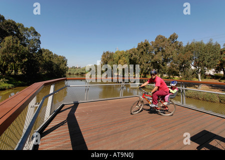 Israele Tel Aviv Yafo in bicicletta nel parco Hayarkon Foto Stock