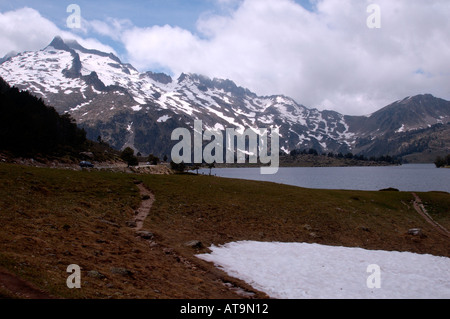 Lac d' Aumar e Pic de Neouvielle nei Pirenei francesi Foto Stock