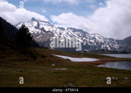 Lac d' Aumar e Pic de Neouvielle nei Pirenei francesi Foto Stock