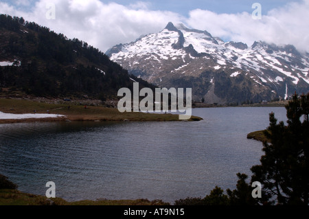 Lac d' Aumar e Pic de Neouvielle nei Pirenei francesi Foto Stock