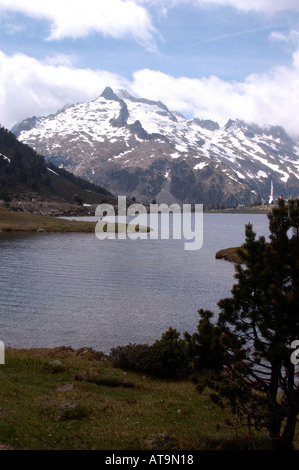 Lac d' Aumar e Pic de Neouvielle nei Pirenei francesi Foto Stock