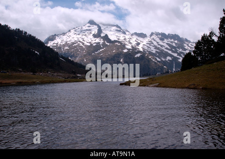 Lac d' Aumar e Pic de Neouvielle nei Pirenei francesi Foto Stock