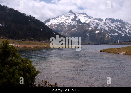 Lac d' Aumar e Pic de Neouvielle nei Pirenei francesi Foto Stock