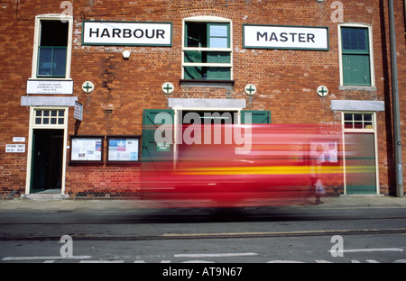 A Royal Mail furgone postale velocizzando il passato la Capitaneria di porto la costruzione presso il porto di Weymouth Dorset County Inghilterra REGNO UNITO Foto Stock