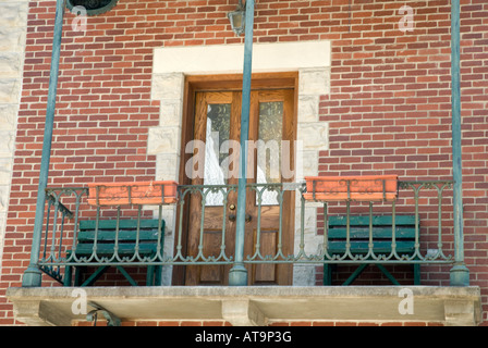 Balcone, Flatiron appartamenti, Spring Street a Eureka Springs, monti Ozark, Arkansas Foto Stock