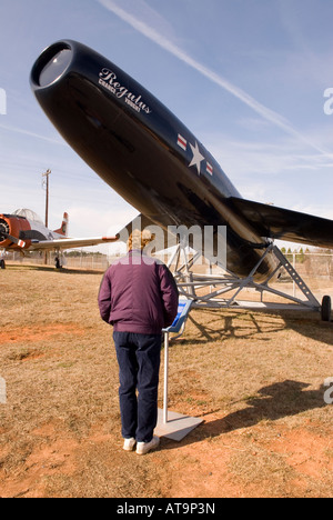 La donna caucasica (50-55) legge circa il Vought missile di crociera Regulus al Carolinas Aviation Museum in Charlotte NC Foto Stock