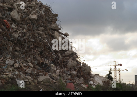 Cumulo di rifiuti e gru vicino Marshgate Lane. Stratford, Londra, Inghilterra Foto Stock