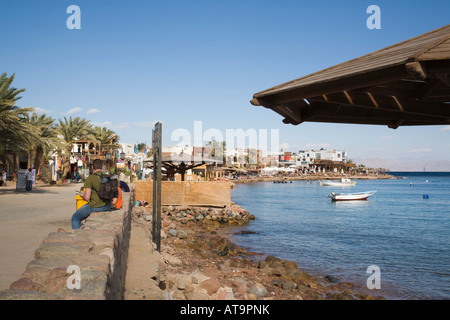 Dahab Penisola del Sinai Golfo di Aqaba Egitto Asia febbraio passeggiata lungomare e bay in località balneare sul Mar Rosso costa orientale Foto Stock