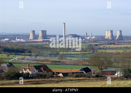 Didcot Power Station, Oxfordshire, con fumo proveniente da un camino domestico in primo piano. Foto Stock