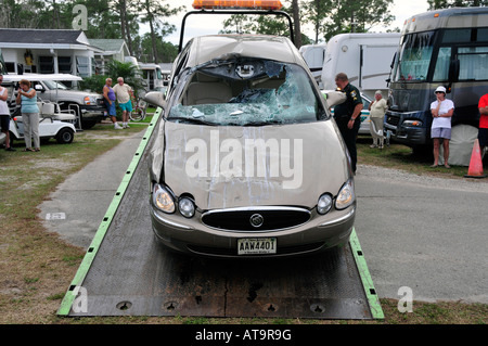 Trainare il carrello Cancella scena dell'incidente di automobile Foto Stock