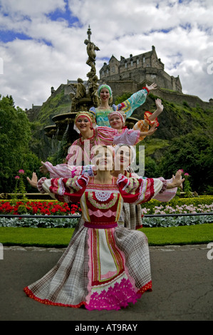 Femmina ballerino russo gruppo pongono in Princes Street Gardens con fontana e castello, Edinburgh Fringe Festival Scozia, Regno Unito, Foto Stock