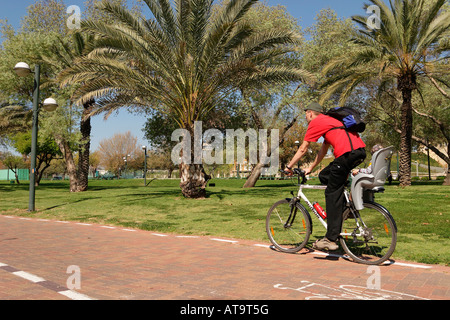 Israele Tel Aviv Yafo in bicicletta nel parco Hayarkon Foto Stock