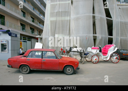 Il vecchio russo rosso auto Lada Jiguly tempo passato il comunismo il trasporto del veicolo nuovo edificio cabina Cavalli adulti Cavalli zoccolo utilizzabili guesse Foto Stock