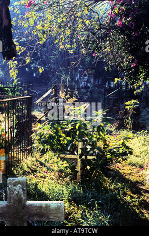 Tombe decorate in cementary del villaggio di Patzcuaro Michoacan Stato Messico Foto Stock