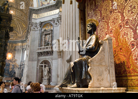 Statua di San Pietro all'interno della basilica di San Pietro Foto Stock