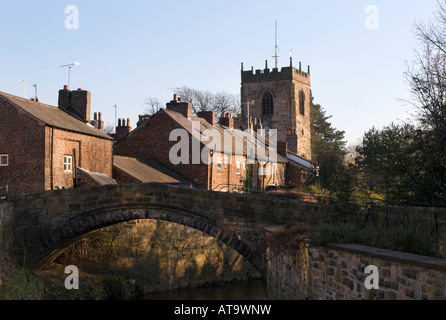 Packhorse ponte sopra il fiume Yarrow a Croston in Lancashire con St Michaels e tutti gli angeli CofE chiesa in background Foto Stock