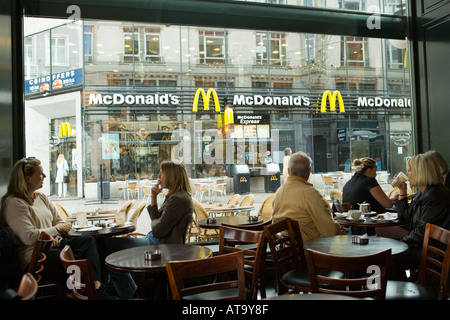 Copenhagen DANIMARCA che si affacciano sulla via pedonale Stroget dall'interno Cafe Norden in Hojbro Plads Foto Stock
