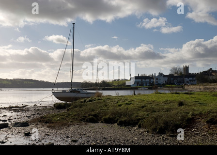 Barca ormeggiata sul fiume Tavy Bere Ferrers Devon England Foto Stock