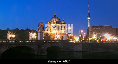 Berlin Schloßbruecke ponte del castello cupola Alex crepuscolo Foto Stock
