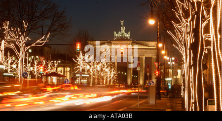 Berlin Unter den Linden le luci di Natale Foto Stock