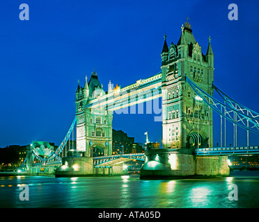 GB London Tower Bridge alba Foto Stock