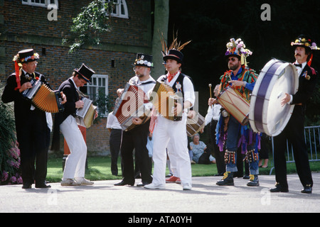 Morris dancing musicisti, Chiddingstone, Kent Foto Stock