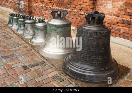 Le campane di Rigas Dom (cattedrale di Riga) non più appeso nella torre campanaria nel Mar Baltico Repubblica di Lettonia Foto Stock