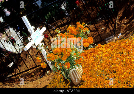 Tombe decorate in cementary del villaggio di Patzcuaro Michoacan Stato Messico Foto Stock