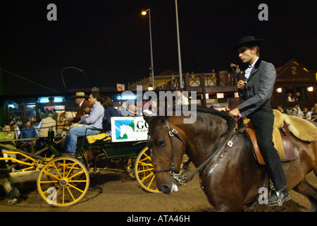 Uomo a cavallo in notturna a Golega, Portogallo Foto Stock
