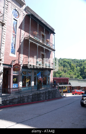 Flatiron appartamenti, Spring Street a Eureka Springs, monti Ozark, Arkansas Foto Stock