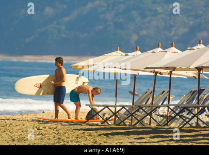 Messico Riviera Nayarit villaggio di Sayulita vicino a Puerto Vallarta sull'Oceano Pacifico giovane ottenere pronto per la navigazione Foto Stock