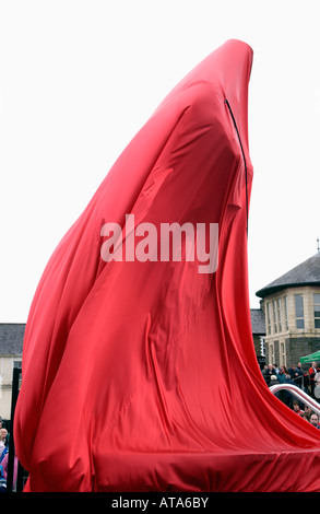 Statua del comico Tommy Cooper in attesa di essere svelato a Caerphilly South Wales UK UE Foto Stock