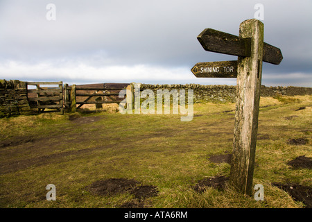 Shining Tor per Cat e Fiddle pub cartello in legno nel Peak District, cercando però di gate farm verso Shining Tor Foto Stock