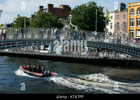 Ha'penny Bridge sul fiume Liffey, Dublino, Irlanda. Foto Stock