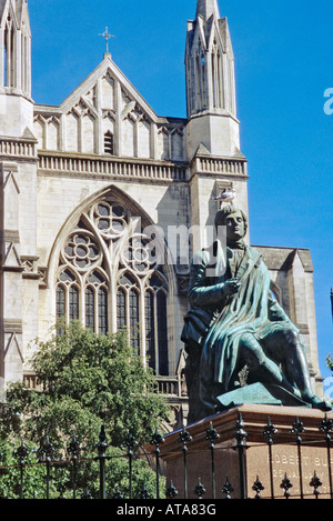 Statua di Robert Burns e St Paul s Cathedral in Dunedin in Nuova Zelanda Foto Stock