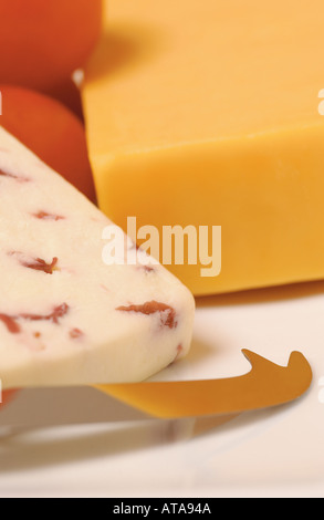 Primo piano di una varietà di formaggi formaggio Cheddar Wensleydale Foto Stock