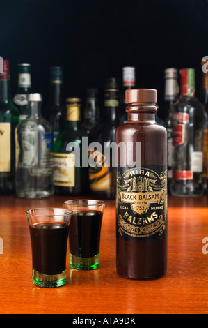 Riga Black Balsam è un potente infuso a base di erbe in bottiglie in ceramica ed è amato dalla gente del posto nella riga, la capitale della Lettonia Foto Stock