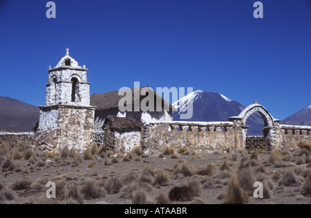 Chiesa campestre a Lagunas, vulcano Parinacota in background, Sajama Parco Nazionale, Bolivia Foto Stock