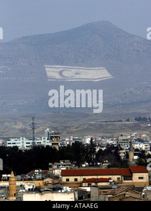 Una bandiera turca dipinte sui monti Pentadaktylos nella controllata turca di Cipro nord come si vede dal greco Cipro Nicosia Cy Foto Stock