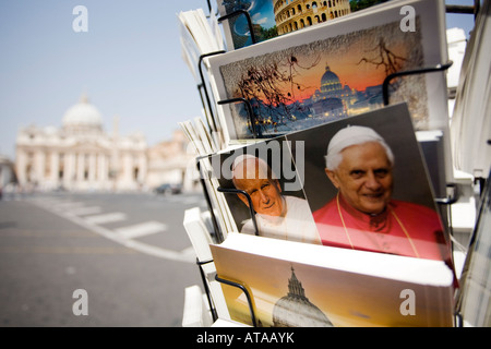 Vaticano cartoline con l immagine del Papa Benedetto XVI e Giovanni Paolo II, Vaticano Foto Stock