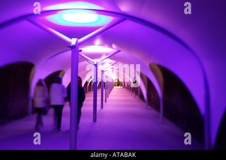 La passerella che porta da e per l'O2 Arena di Londra Foto Stock