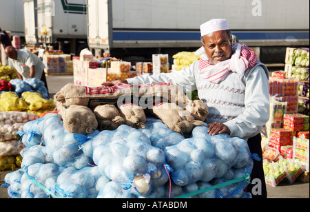 Custode di stallo, mercato ortofrutticolo, Abu Dhabi Foto Stock