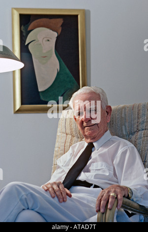 Ritratto di un uomo anziano in casa sua Foto Stock