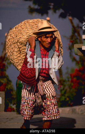 Anziani GUATEMALA uomo che trasportano enormi carico sulla sua schiena Foto Stock