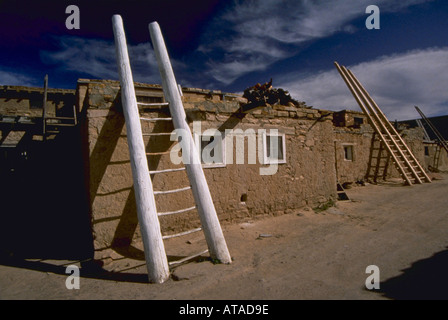 INDIAN ADOBE HOUSE con scale per il cielo IN ACOMA NEW MEXICO Foto Stock