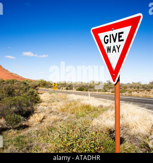 Divertente strada della lettura del segno dare modo in Australia rurale Foto Stock